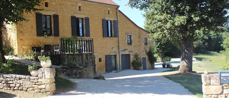 Vue d'ensemble de la maison avec son entrée et son parking.