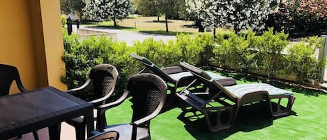 Sunbeds and Outdoor Dining