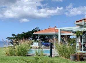 Vue de la piscine et du Carbet