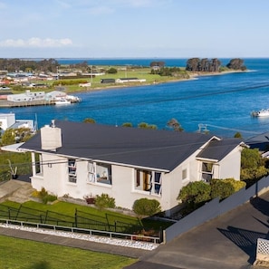 Perfectly located to watch the fishing boats come and go .