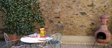 La terrasse intime et son jasmin en fleurs.