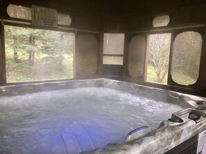 Enjoy the luxury hot tub regardless of the weather!