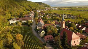 Der Ort aus Süden mit dem Haus an der Kirche