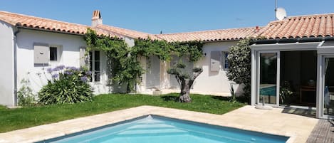 Vue depuis le jardin, piscine orientée Sud-Ouest 