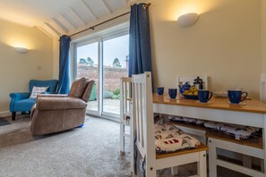 Sea Breeze, Brancaster: Sitting/ dining room with table with seating for four