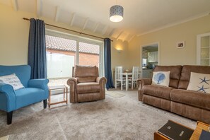 Sea Breeze, Brancaster: Open plan sitting/dining area