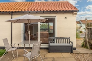 Sea Breeze, Brancaster: Secluded gravel courtyard and seating area