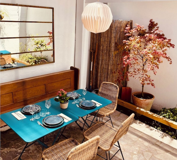 Outdoor dining