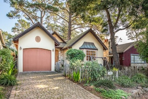 "Lobos Cottage" ~ 3 Bedrooms - 2 Baths.