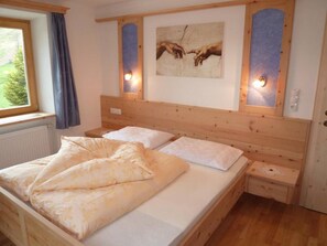 Schlafzimmer 1