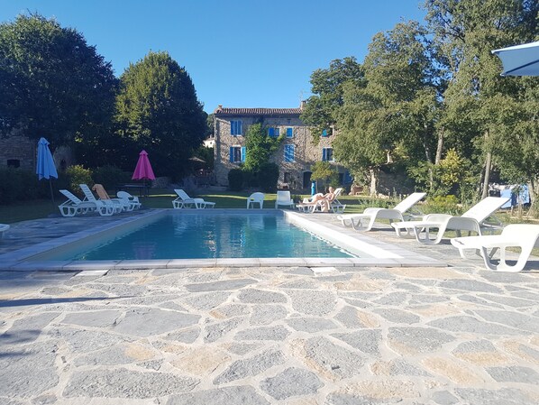 le mas vu de la piscine 