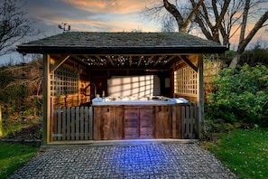 Corn Barn hot tub