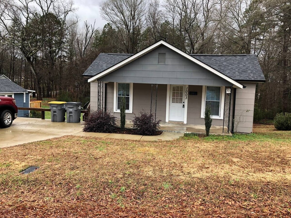 Parkside Cottage Nestled Between Two Public Parks (Pet Friendly)