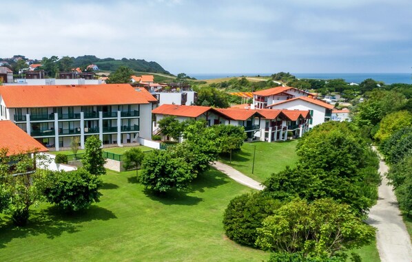 In close proximity to the sea, enjoy a variety of activities by the sea.