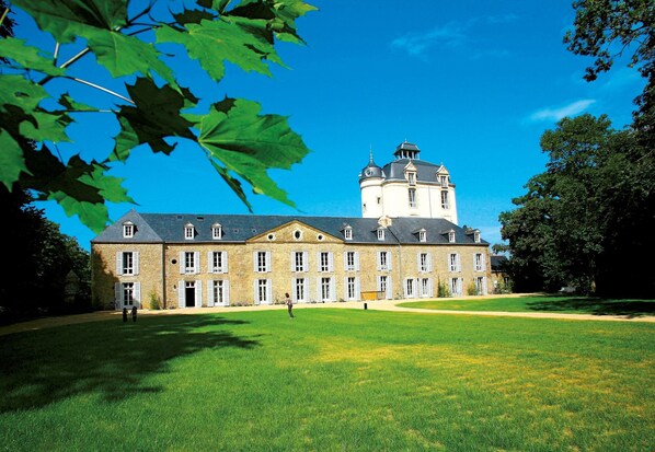 Set in lush green spaces, relax outside in this peaceful atmosphere.