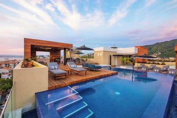 Comfortable chic studio at Paviliion, just steps away from the beach and Boardwalk