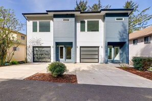 Townhouse Exterior | Garage (1 Vehicle) | Driveway (1 Vehicle)