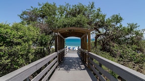 One Seagrove Place Grounds and Amenities