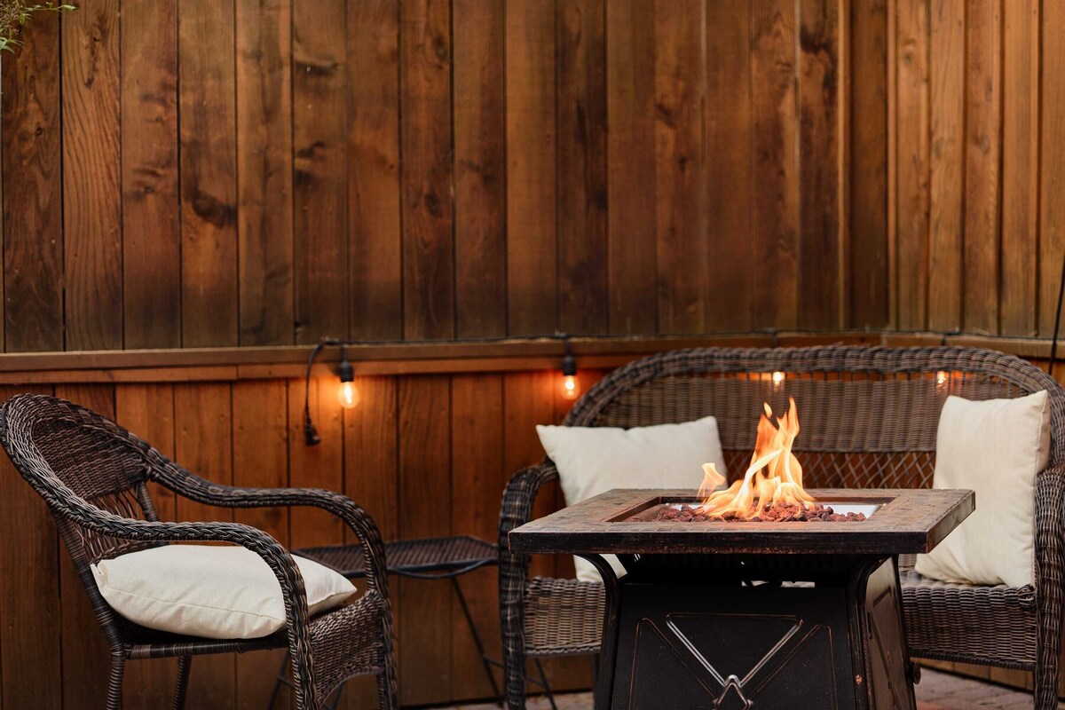 Hot Tub, Fireplace, S’mores, Mtn Views + 235Mbps!