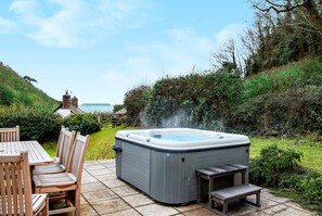 Hot Tub (Sea View)
