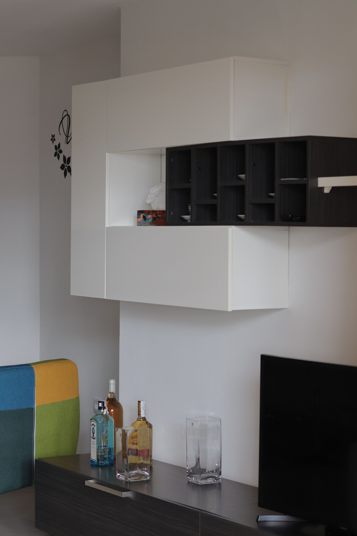 Modern furnished apartment overlooking the garden and walking distance from the Sea
