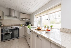 Vicarage Cottage, near Bridport: Dining kitchen with views of the garden