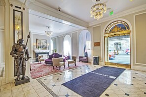 81531468-H1-CA_Canturbury_lobby2017_001-min