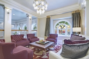 81531119-H1-CA_Canterbury_lobby2_001-min