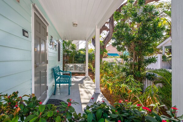 Front Porch - Feel the tropical vibe on this great front porch!