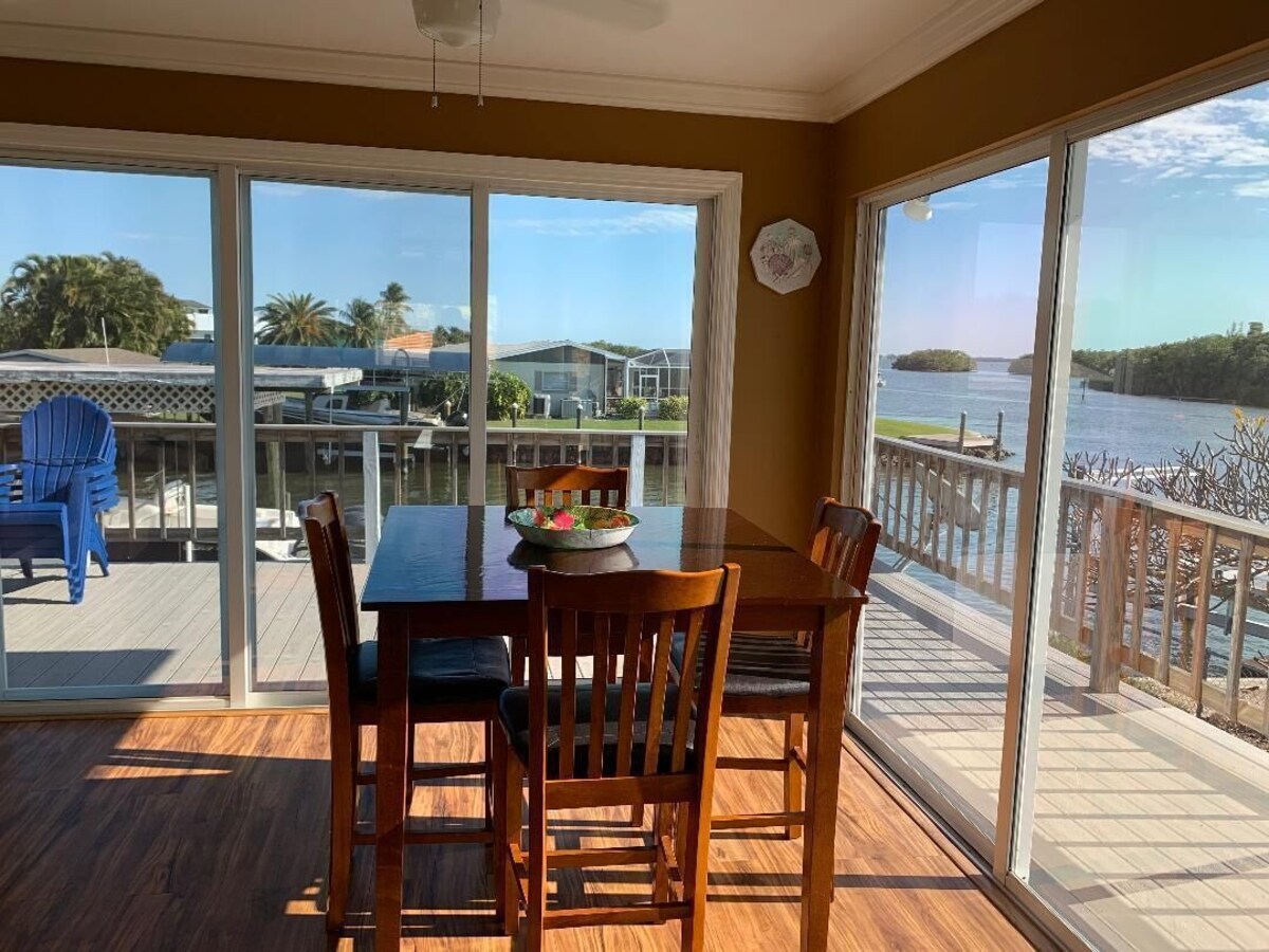Waterfront House, 2 Bdr, 2 bath, Boat Lift, Trailer Parking,  and 2 Kayaks
