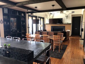 Open concept kitchen/dining room and living room combo