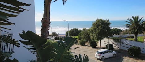 Blick vom Apartment Atalaya auf den Atlantik und Strand Fontanilla