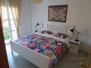 Schlafzimmer 1 mit großem Doppelbett