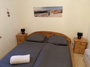 Schlafzimmer 1