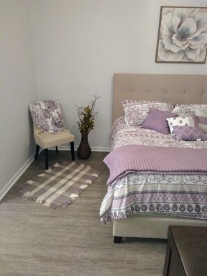  Master bedroom with king size bed with king size hotel pillows