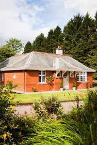 Renovated gatekeepers cottage situated in peaceful, private gardens