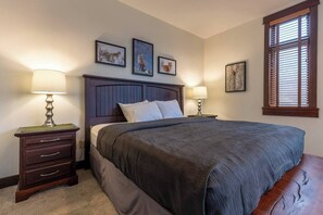 Master King l Ensuite l Upper Level