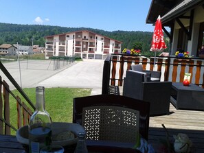 Vue de la résidence, de la terrasse du restaurant l' Epicea aux pieds des pistes