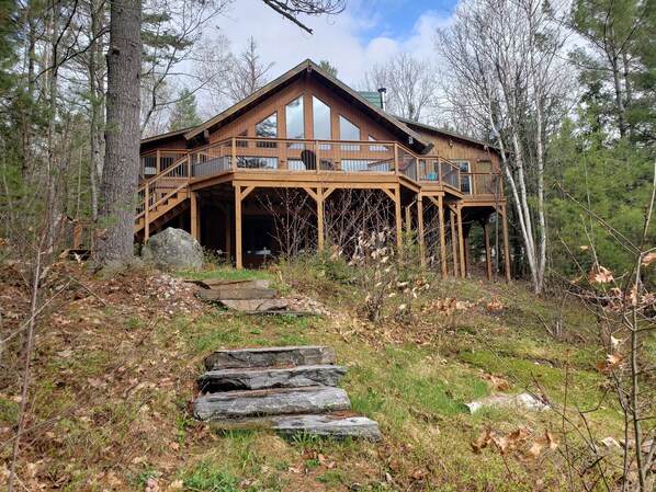 Charming Lakefront Cottage in Algonquin Highlights area on a small quiet lake