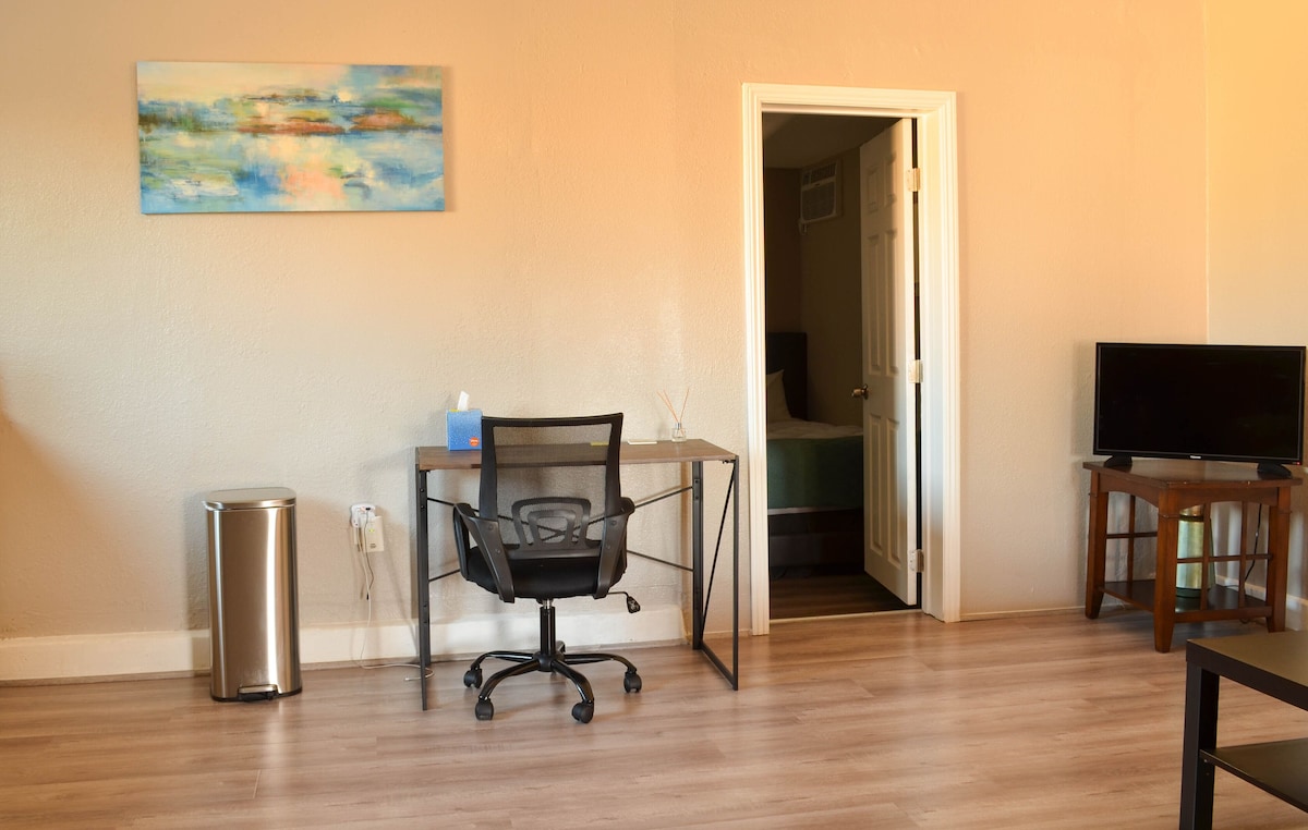Private guesthouse central to LA & OC