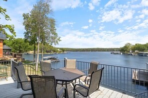 Outdoor eating for 6 with a view.
