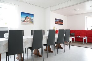 Esszimmer mit Tafel für +14 Personen 