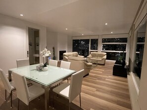 Level 2 living / dining area
