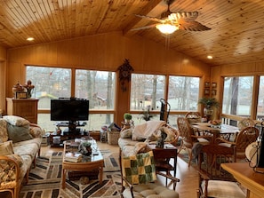 Sunroom - Sitting and dining areas