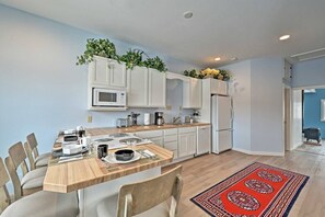 Cooking will be easy in this fully equipped kitchen. Enjoy your homemade meal at the spacious 4-person bar. (Wind River Quarters)