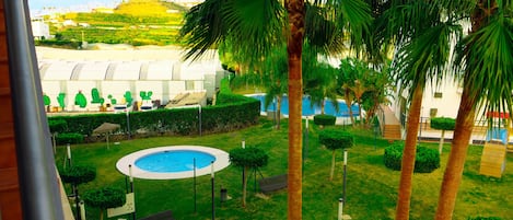 2 piscinas, parque infantíl en un jardín cerrado