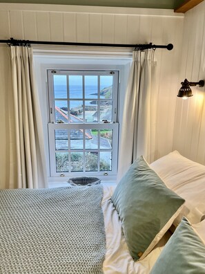 Main bedroom: Overlooking the harbour.