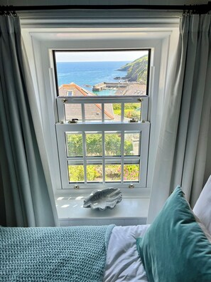 Main bedroom: Gorgeous sea view.