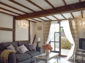 Comfortable seating within living area | Wilma Cottage, Geldeston, near Beccles