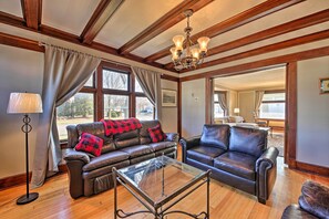 Living Room | Free WiFi | TV w/ Video Streaming